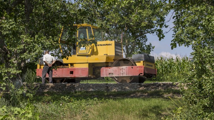 DRUMURI MAI BUNE ÎN SATE! 313 kilometri de drum din cei 1200 planificaţi au fost REPARAŢI (FOTOREPORT)