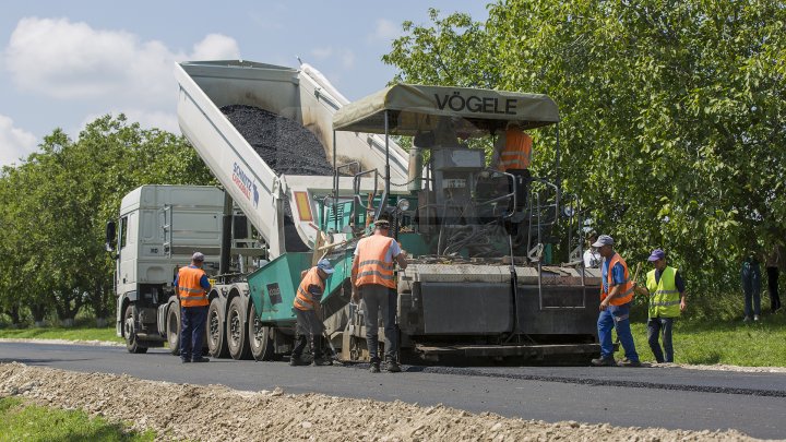 DRUMURI MAI BUNE ÎN SATE! 313 kilometri de drum din cei 1200 planificaţi au fost REPARAŢI (FOTOREPORT)