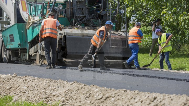 DRUMURI MAI BUNE ÎN SATE! 313 kilometri de drum din cei 1200 planificaţi au fost REPARAŢI (FOTOREPORT)