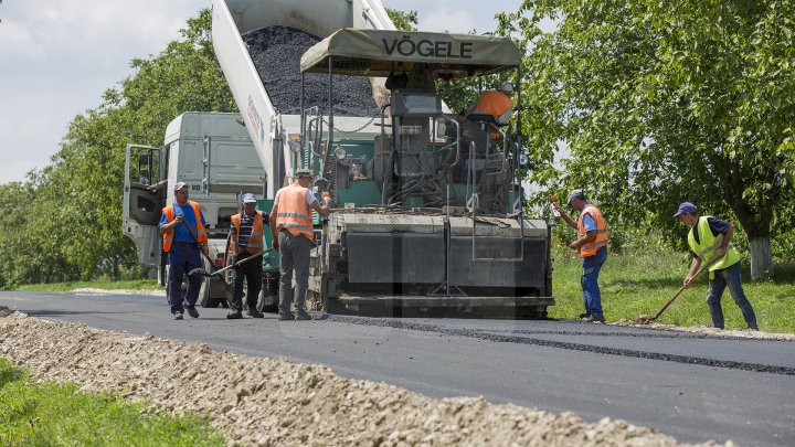 DRUMURI MAI BUNE ÎN SATE! 313 kilometri de drum din cei 1200 planificaţi au fost REPARAŢI (FOTOREPORT)