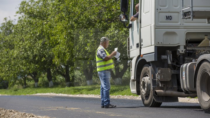 DRUMURI MAI BUNE ÎN SATE! 313 kilometri de drum din cei 1200 planificaţi au fost REPARAŢI (FOTOREPORT)