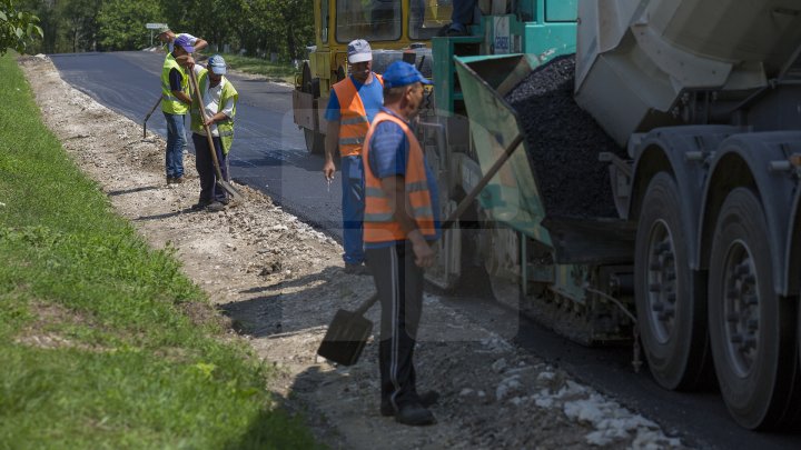 DRUMURI MAI BUNE ÎN SATE! 313 kilometri de drum din cei 1200 planificaţi au fost REPARAŢI (FOTOREPORT)