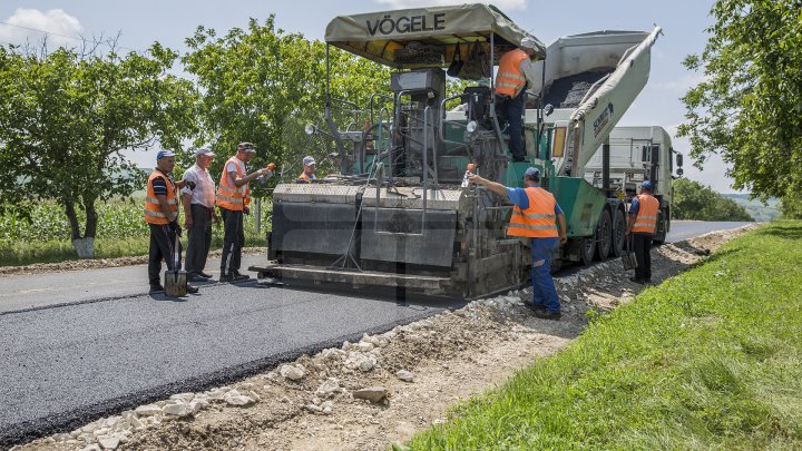 DRUMURI MAI BUNE ÎN SATE! 313 kilometri de drum din cei 1200 planificaţi au fost REPARAŢI (FOTOREPORT)