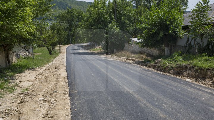 DRUMURI MAI BUNE ÎN SATE! 313 kilometri de drum din cei 1200 planificaţi au fost REPARAŢI (FOTOREPORT)