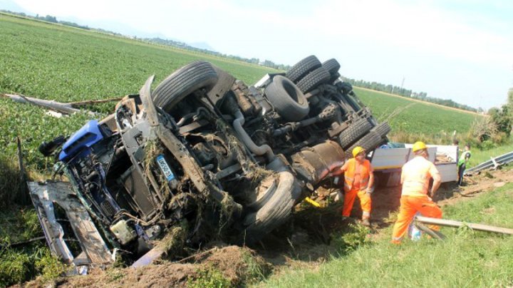 ŞOFER EROU! Şi-a răsturnat intenționat camionul pentru a evita rănirea altor oameni