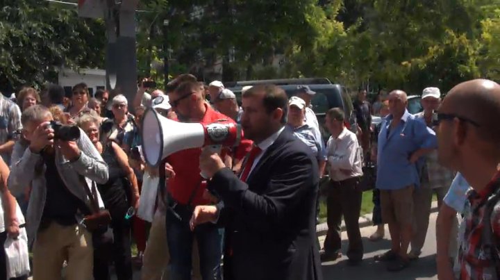 Proteste la PAS şi PPDA. Sediile celor două partide, protejate de sute de mascaţi echipaţi până în dinţi (FOTO)