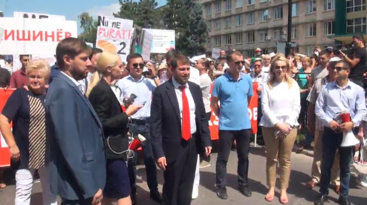 Proteste la PAS şi PPDA. Sediile celor două partide, protejate de sute de mascaţi echipaţi până în dinţi (FOTO)