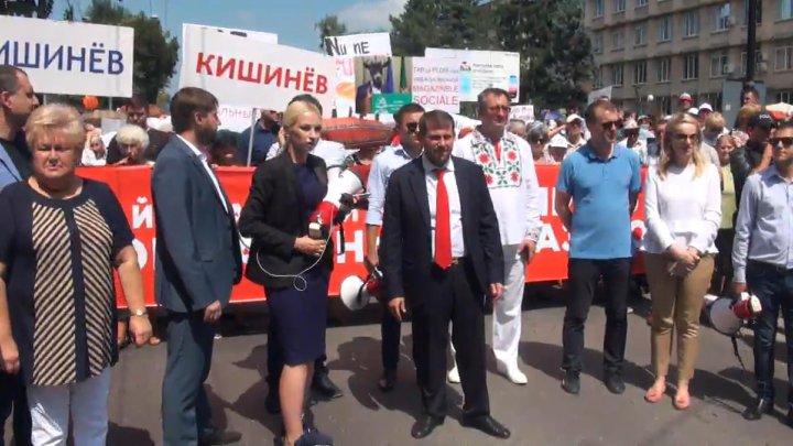 Proteste la PAS şi PPDA. Sediile celor două partide, protejate de sute de mascaţi echipaţi până în dinţi (FOTO)