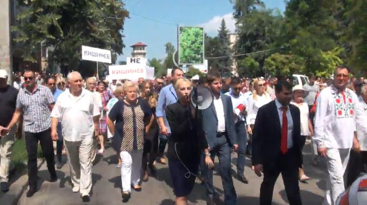 Proteste la PAS şi PPDA. Sediile celor două partide, protejate de sute de mascaţi echipaţi până în dinţi (FOTO)