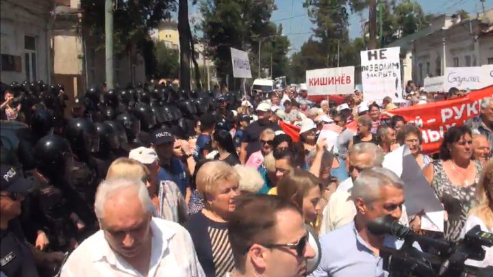 PROTEST pe strada Mateevici din Capitală. Polițiști echipați până în dinți păzesc sediul PAS (FOTO)