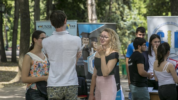 Admiterea la universităţile din România. Câte locuri au pus la dispoziţia studenţilor moldoveni instituţiile de peste Prut (FOTOREPORT)