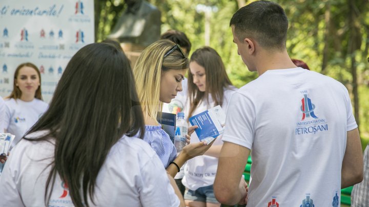 Admiterea la universităţile din România. Câte locuri au pus la dispoziţia studenţilor moldoveni instituţiile de peste Prut (FOTOREPORT)