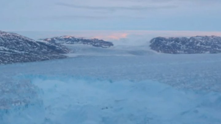 (IMAGINI SPECTACULOASE) Cum arată un iceberg lung de şase kilometri