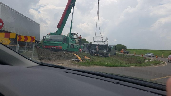 Accident grav pe traseul Orhei – Bălți. Un TIR a căzut în gol de pe un pod (FOTO)