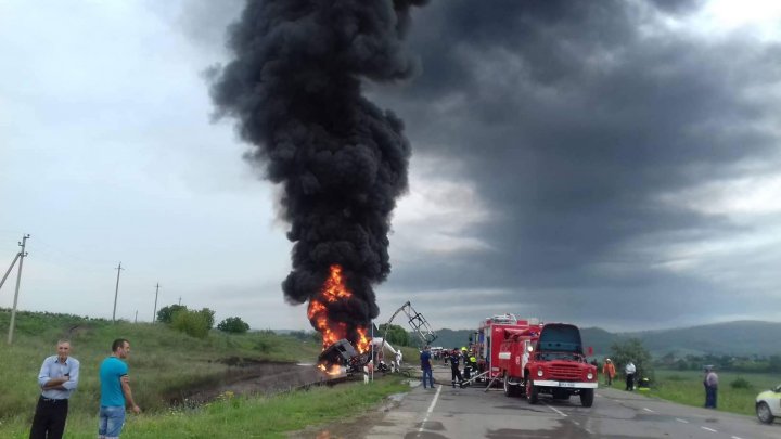 IMAGINI ÎNGROZITOARE pe traseul Chișinău - Bălți. O autocisternă cu tone de benzină a luat foc. Trei pompieri, răniţi