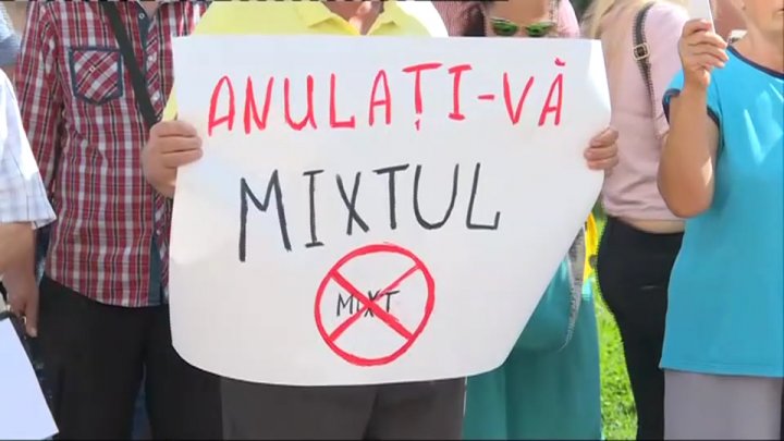 Un nou protest eşuat. Mihai Ghimpu, huiduit de oameni, protestatarii nu au știut de ce au venit