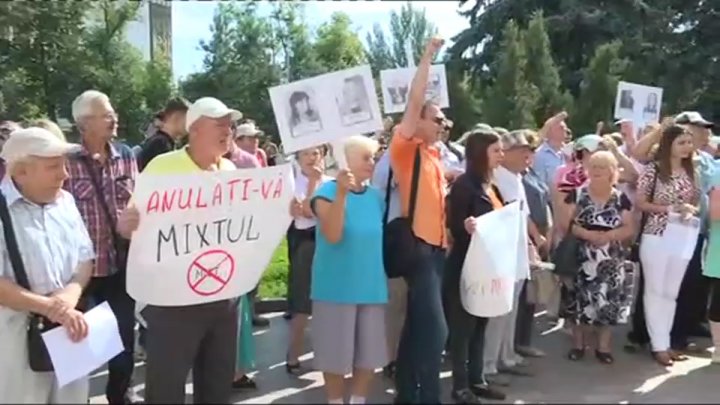 Un nou protest eşuat. Mihai Ghimpu, huiduit de oameni, protestatarii nu au știut de ce au venit