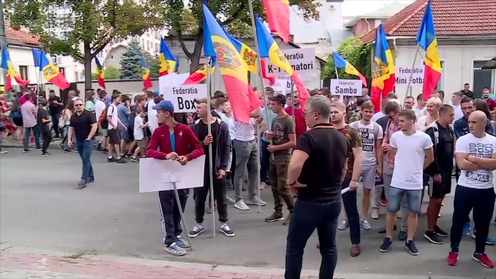 Protest în faţa sediului PAS: Reprezentanţii federaţiilor de sport, nemulţumiţi de declaraţiile Maiei Sandu (VIDEO)