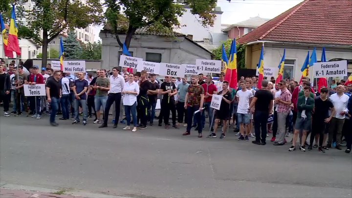 Protest în faţa sediului PAS: Reprezentanţii federaţiilor de sport, nemulţumiţi de declaraţiile Maiei Sandu (VIDEO)