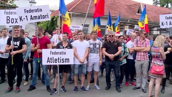 Protest în faţa sediului PAS: Reprezentanţii federaţiilor de sport, nemulţumiţi de declaraţiile Maiei Sandu (VIDEO)
