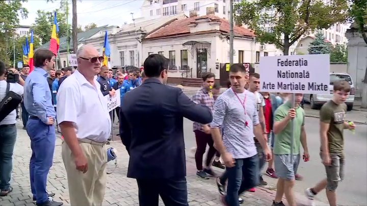 Protest în faţa sediului PAS: Reprezentanţii federaţiilor de sport, nemulţumiţi de declaraţiile Maiei Sandu (VIDEO)