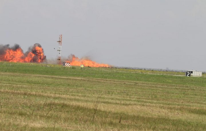 Un MiG-21 Lancer s-a prăbuşit în timpul unui show aviatic la Baza Aeriană Borcea. Pilotul nu a putut fi salvat (GALERIE FOTO)