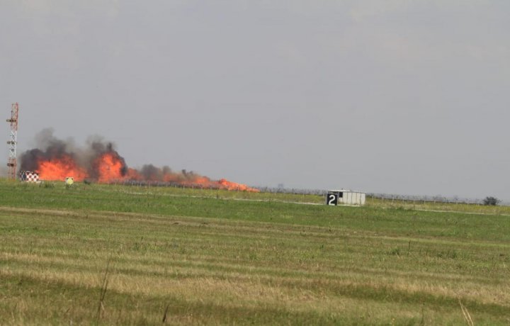 Un MiG-21 Lancer s-a prăbuşit în timpul unui show aviatic la Baza Aeriană Borcea. Pilotul nu a putut fi salvat (GALERIE FOTO)