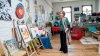 Cine este Cezara Kolesnik, pictorița moldoveancă care s-a întors în țară pentru a-i învăţa pe copii secretele picturii moderne