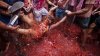 Tradiționala bătaie cu roșii de la festivalul Tomatina din Spania. S-au murat în suc de roşii şi tomate coapte (VIDEO)