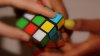 RECORD MONDIAL: Un tânăr din Georgia a rezolvat şase cuburi Rubik în timp ce se afla sub apă