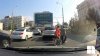 Momentul în care mai mulți pietoni traversează ilegal strada, la un pas să fie loviți de o mașină în Capitală (VIDEO)