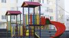 Motiv de bucurie pentru mai mulţi copii: Un teren de joacă modern, amenajat în curtea unui bloc din sectorul Botanica
