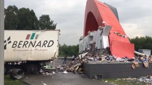 Accident grav în Siberia. Un camion cu vodcă a intrat într-un monument de beton (VIDEO)