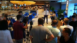 AŞTEPTAREA DEVINE MAI PLĂCUTĂ! În Aeroportul Chişinău a fost amenajat un teren de joacă