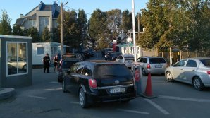 Cozi la ieşirile din ţară. Moldovenii profită de minivacanţă şi pleacă la mare