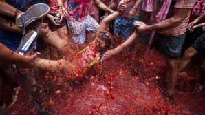 Tradiționala bătaie cu roșii de la festivalul Tomatina din Spania. S-au murat în suc de roşii şi tomate coapte (VIDEO)