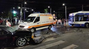 ACCIDENT GRAV lângă Universitatea de Medicină din Capitală. O mașină s-a tamponat VIOLENT cu un troleibuz (GALERIE FOTO)