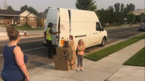 PĂRINŢI, fiţi ATENŢI ce ÎNVĂŢAŢI copiii. Cum o fetiță și-a cumpărat online jucării de sute de dolari, din contul părinților