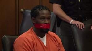 Un inculpat gălăgios a fost adus la tăcere cu... bandă adezivă