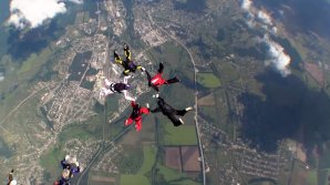 57 de femei au stabilit un record mondial la skydiving. La salt au participat parașutiste din 19 ţări