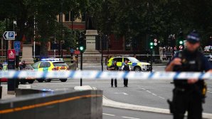 Alertă la Londra. O maşină a intrat în barierele de securitate de la Parlament