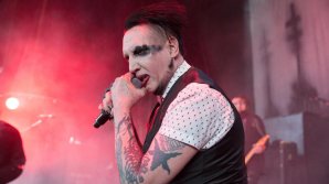 Marilyn Manson s-a prăbuşit pe scenă în timpul unui concert în Texas (VIDEO)