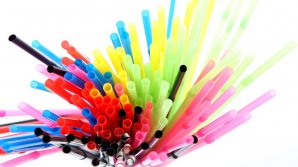 De ce California va restricţiona utilizarea paielor din plastic în restaurante