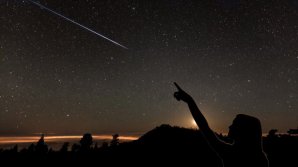 NOAPTEA PERSEIDELOR: Zeci de curioşi s-au adunat aseară în parcul Valea Morilor pentru a admira ploaia de stele