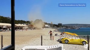 Momente de panică la Marea Neagră. O furtună de nisip s-a iscat din senin şi a măturat o plajă (VIDEO)