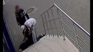 Trei indivizi, reţinuţi de poliţie pentru pungăşie. Cum îşi alegeau victimele (VIDEO)