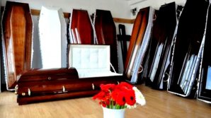 L-a chemat cu sicriul și i-a luat și banii. Cum a reuşit un individ să păcălească patronul unei firme de pompe funebre