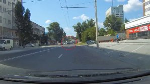 Şofer cu tupeu: Trece linia dublă continuă fără să îi pese de maşinile care vin pe contrasens (VIDEO)