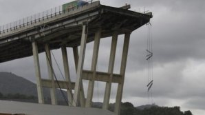 IMAGINI DRAMATICE cu echipele de salvare care scot oamenii dintre dărâmăturile podului din Genova (VIDEO)