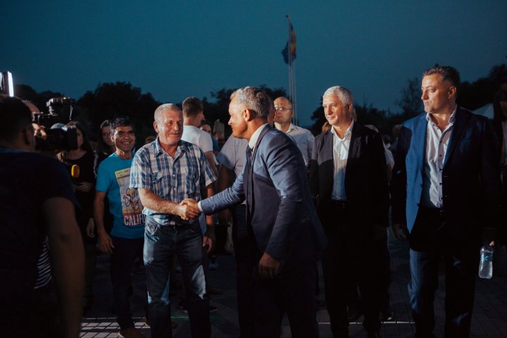 La Cristeşti şi Valea-Trestieni a fost sărbătorit hramul satului. Vlad Plahotniuc i-a felicitat personal pe localnici (FOTOREPORT)